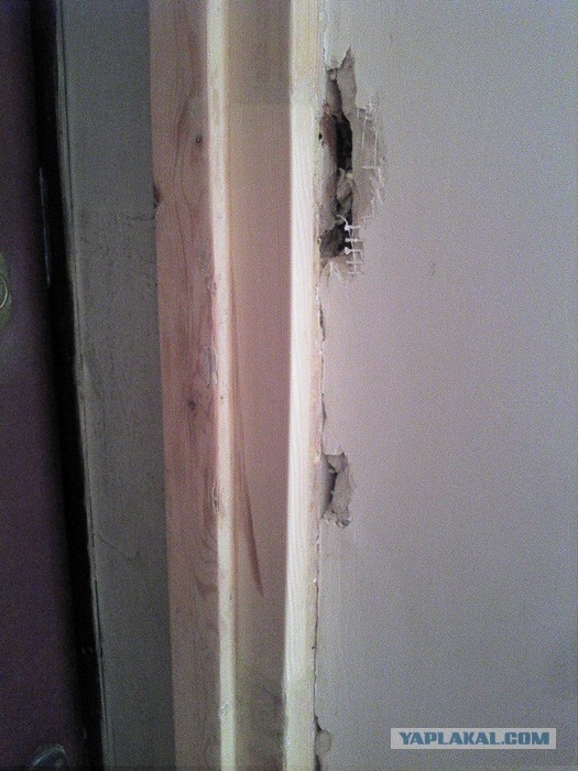 Деревянное дверное полотно дёшево и сердито.