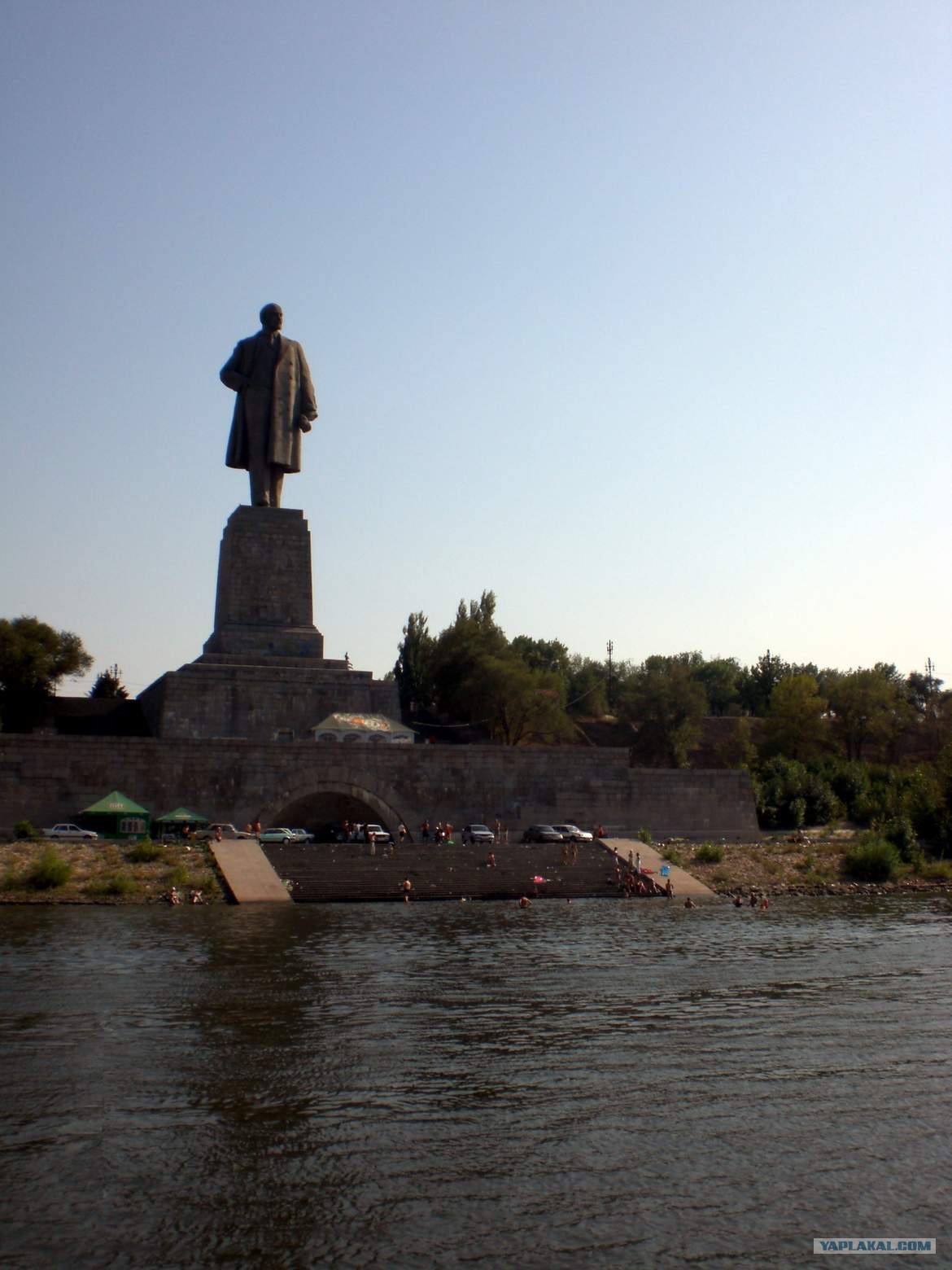 Памятник ленину у входа в волго донской. Канал имени Ленина Волгоград Красноармейский район. Памятник Ленину Волгоград Красноармейский район. Волго-Донской канал памятник. Памятник Сталину Волго-Донской канал.