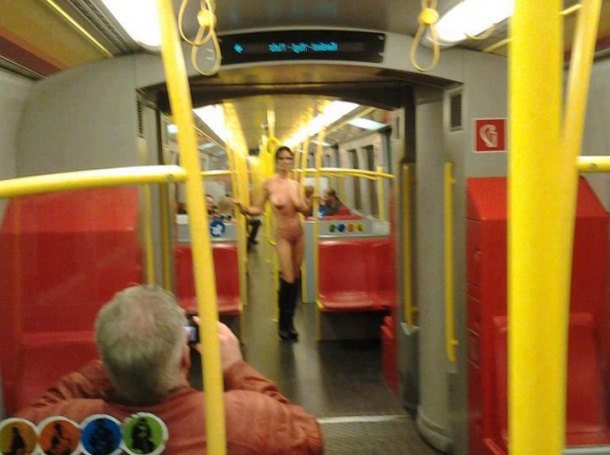 Голая в метро