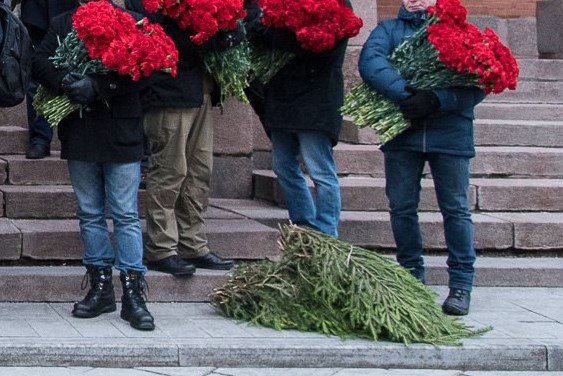 10 тысяч алых цветов возложено к могиле Сталина в Москве