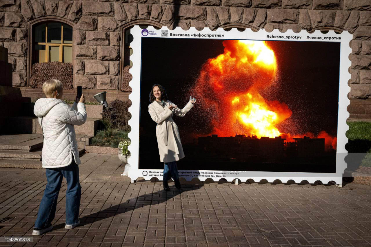 украинцы фотографируются на фоне взорванного крымского моста
