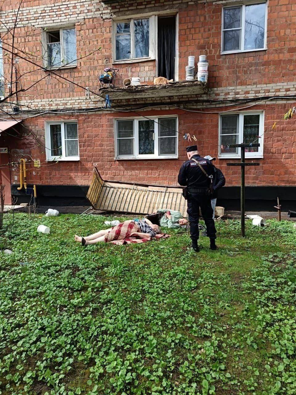 Упал балкон с двумя бабушками