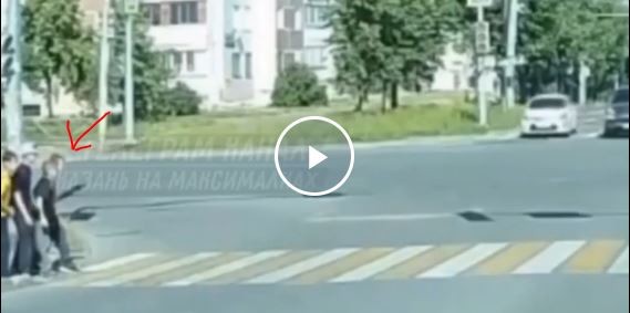 Школьники решили перебежать дорогу прямо перед машиной такси в Казани
