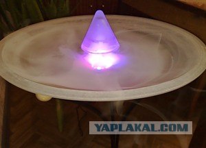 Фотография с водопадом у вас на столе.