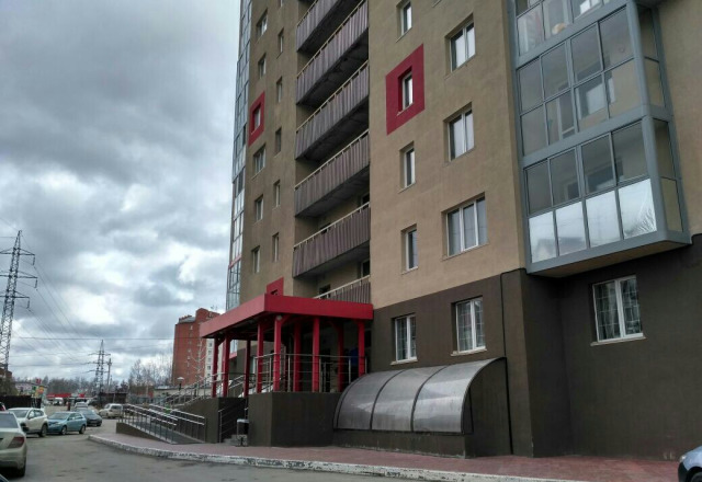 Выпавшая из окна многоэтажки в Новосибирске девушка чуть не убила прохожего