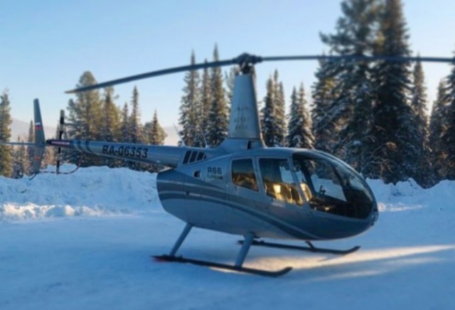 Вертолет шерегеш. Вертолет Robinson в зимним лесу. Фото вертолета Робинсон белого зимой. Шерегеш вертолет цены.
