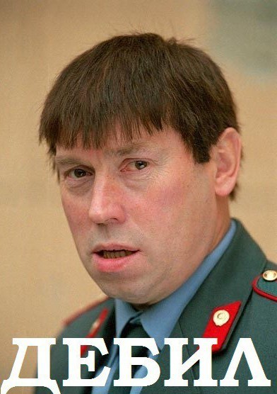 Активисты принесли дрова и бензин под посольство РФ в Киеве.