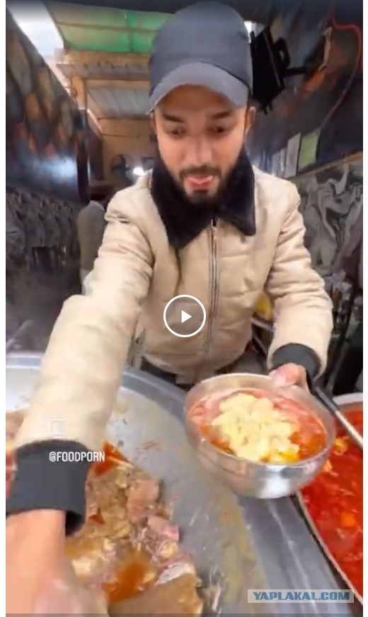 И курточку заляпать не боится.