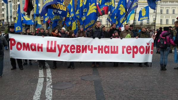Участники марша в честь Бандеры толпой напали на несогласного с их пикетом