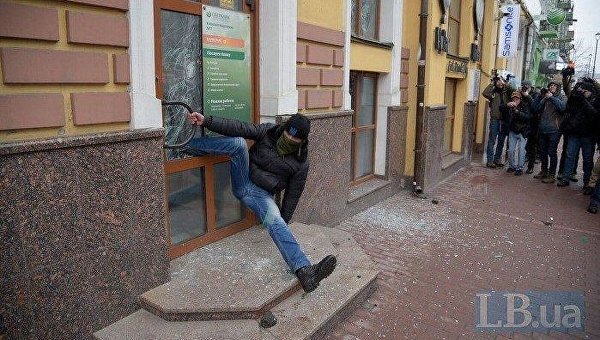 В Сети высмеяли украинского радикала, застрявшего в двери Сбербанка
