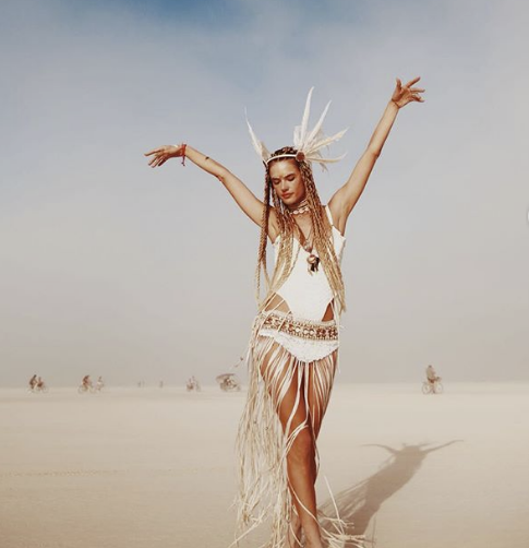 Девушки с фестиваля Burning Man-2023