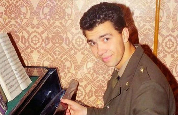 Илья Олейников. Едва выйдя на сцену, умудрился повалить все 8 стоявших там микрофонов. Зал хохотал