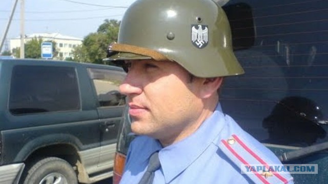 Антифашиста из Владивостока оштрафовали за фотографию полицейского в каске со свастикой.