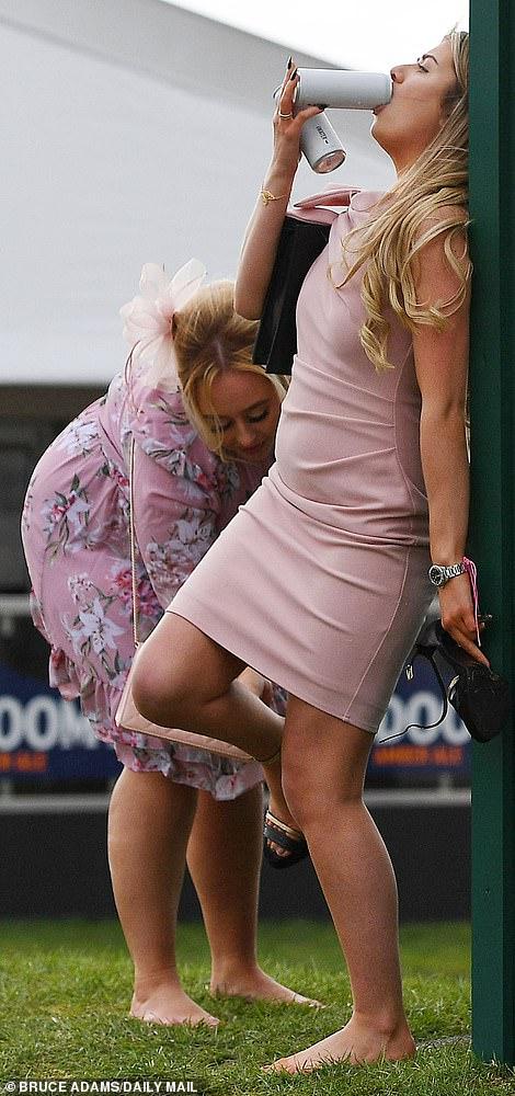 Фестиваль Aintree в Ливерпуле. Как обычно, вышли в лучших платьях, и как обычно - все загадили