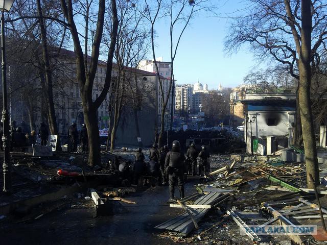 "Георгиевские " ленточки против флагов УПА
