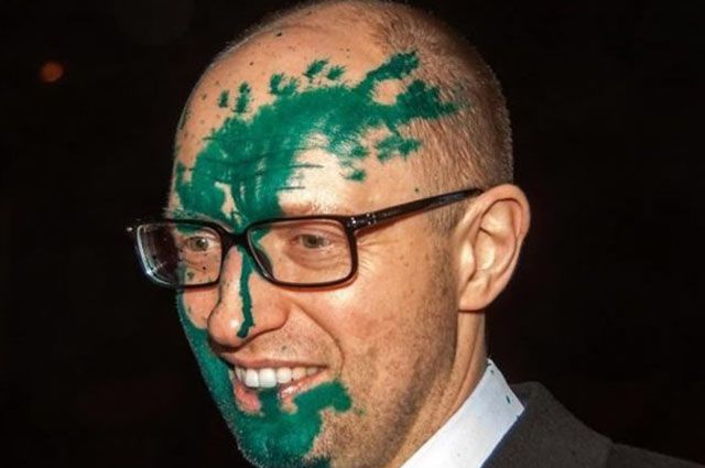 Толоконникову и Алехину облили зеленкой )))