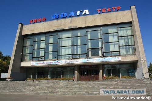 Один старый кинотеатр.
