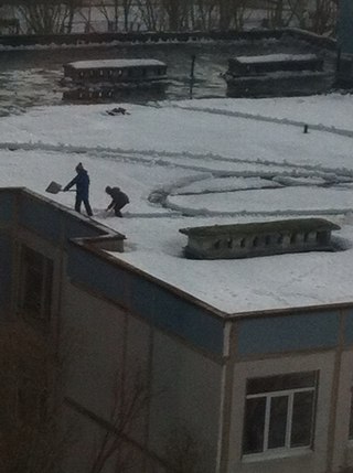 В школе дети чистили крышу вместо уроков труда