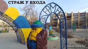18 странных скульптур на детских площадках, которые невозможно забыть