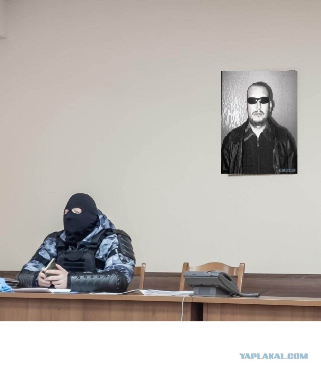 Фотожабы: омоновец на фоне Путина
