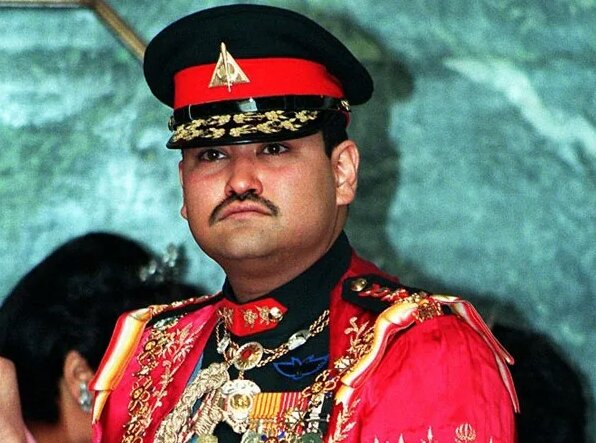 Сначала принц дал короткую очередь в воздух. А потом разрядил обойму в близких. Последнюю пулю себе