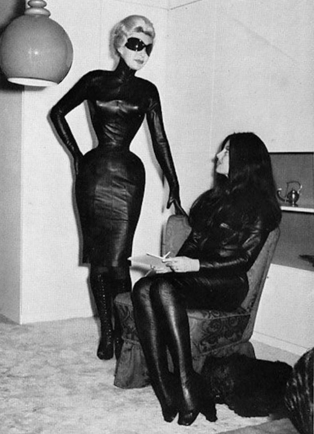 Кора Корсетт — фетиш-модель из 70-х с феноменально узкой талией