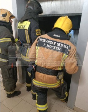 Грузовой лифт рухнул вниз в многоэтажке в Москве