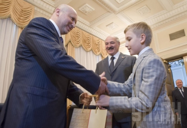 Лукашенко: мы не щенки,чтобы нас за шиворот водить