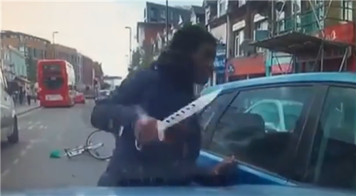 Лондонский велосипедист с огромным ножом напал на автомобиль и его водителя