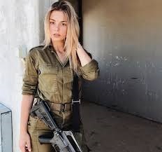 Хорошо кушает, видать! Дочка Абрамовича показала свои "активы", выложив пляжные фото с Мальдив