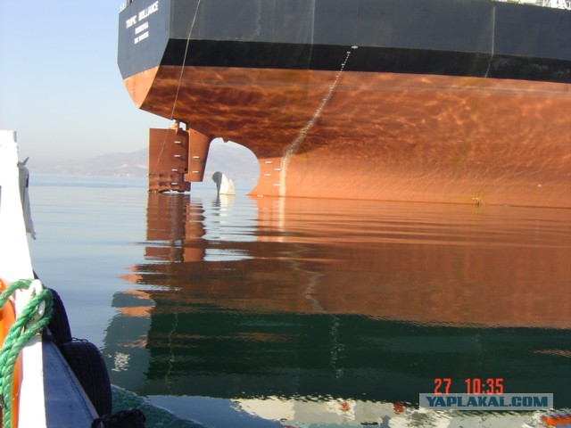 Танкер перекрыл проход через Суэцкий канал