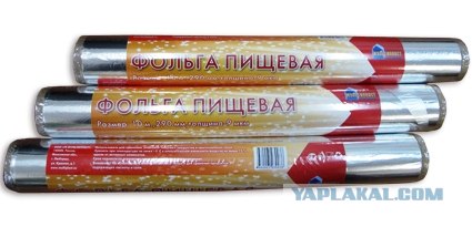 Маленький утенок купается в раковине