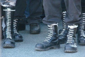 А что вы делаете с этими дурацкими шнурками?