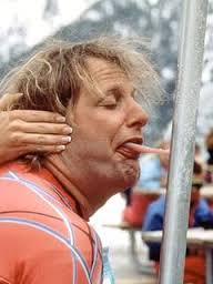 Жители Норильска ползком передвигаются по улице из-за сильного ветра