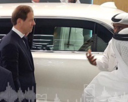 Мантуров привёз на выставку в ОАЭ "шейхмобиль" - белую модификацию Ауруса