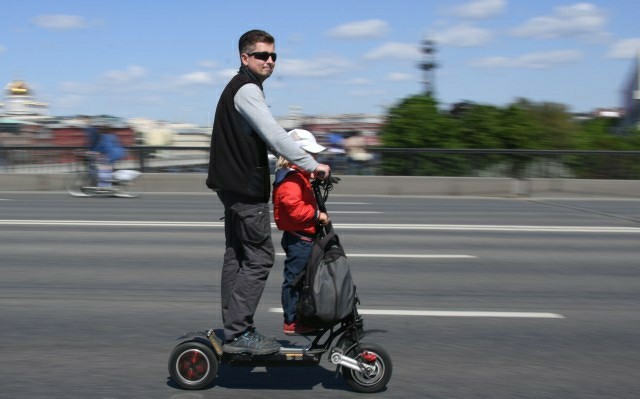 В Новом Уренгое электросамокат врезался в легковую машину
