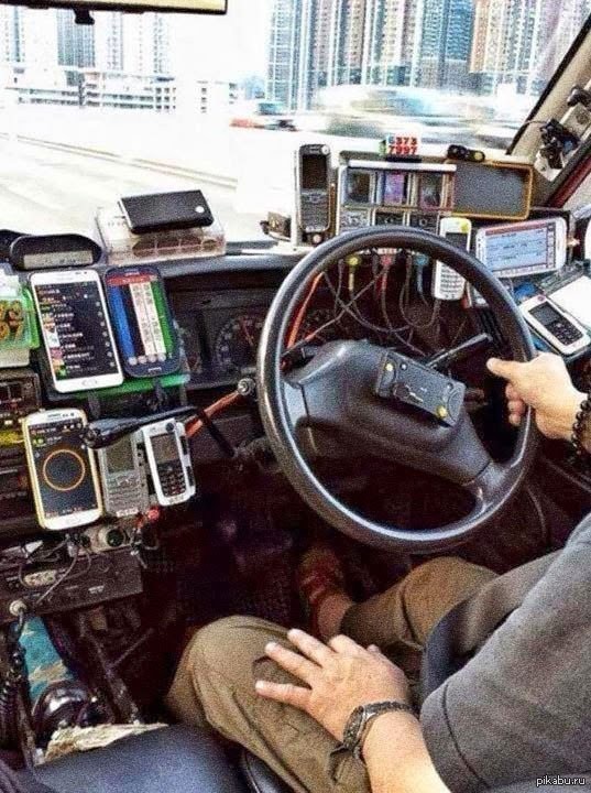 Очередной профессионал завтыкал за рулем