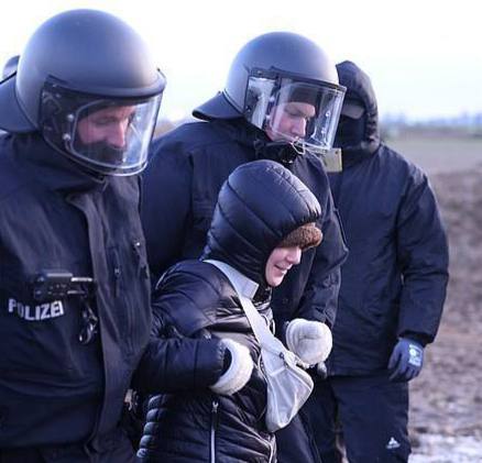 Грета Тунберг пыталась принять участие в протестах экоактивистов, требующих закрытия угольной шахты, но была задержана