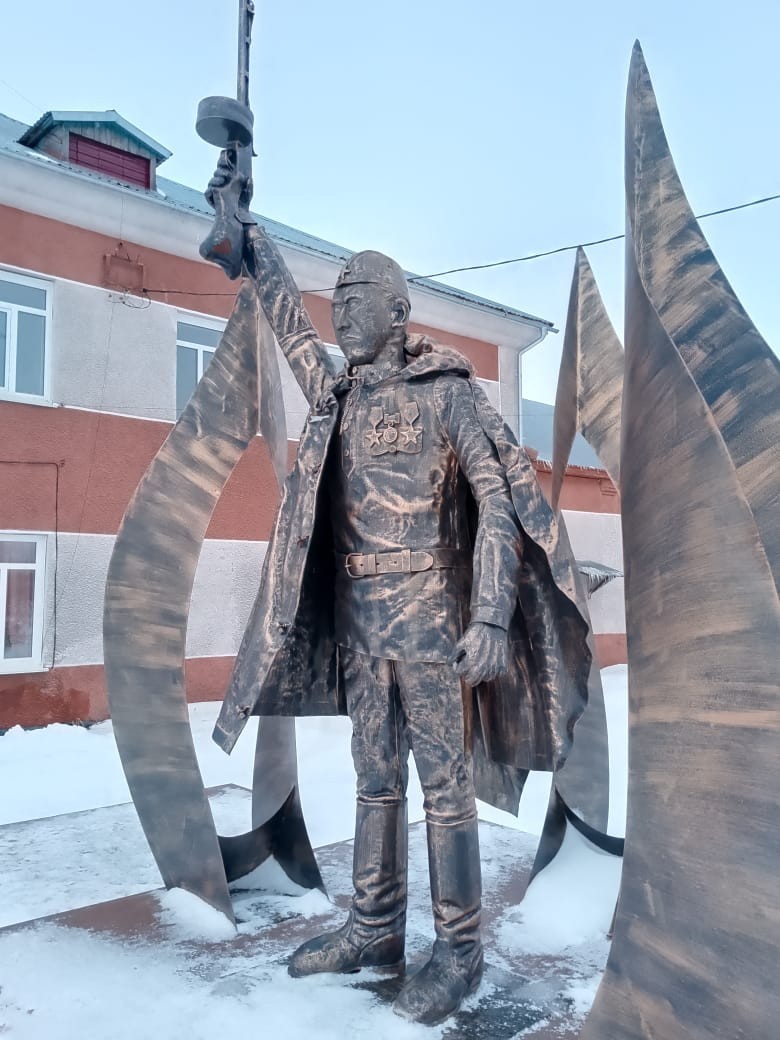 Памятник в Алтайском посёлке.