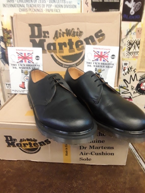 Популярный бренд Dr. Martens представил коллекцию обуви совместно с сериалом «Уэнсдей».
