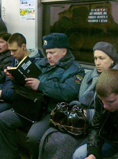 Пассажиры в метро.