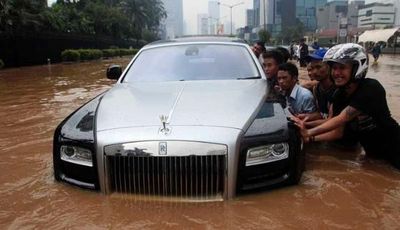 Вот что будет, если Вы попытаетесь украсть значок Rolls Royce
