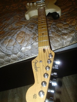 Как делают знаменитые гитары Fender Stratocaster.