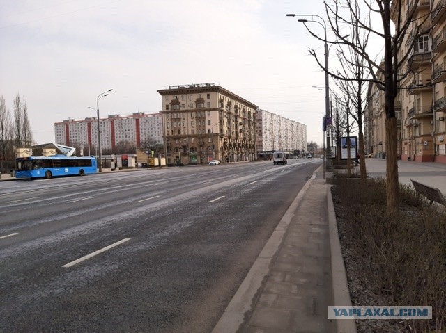 Давайте фото у кого какой вид из окна на оживленные улицы городов в настоящий момент