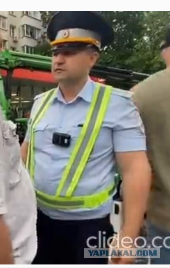 Вот он тротуар, а там дорога! А чё вы плохо видите?!