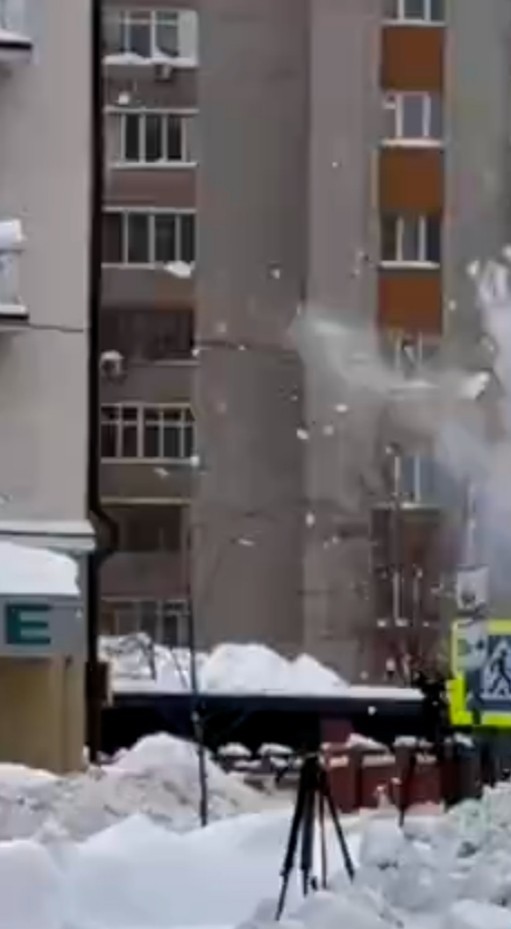 В Казани в одном из ЖК, за уборку снега взялись роботы