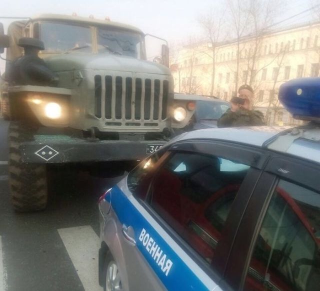 Ехали на парад, сильно торопились - и догнали