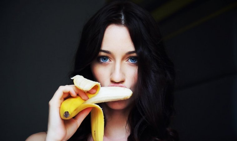 Девушка Демонстрирует Свои Способности С Помощью Банана