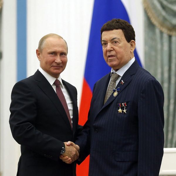 Раскрыты личности стоявших за спиной Путина в новогоднем обращении военных