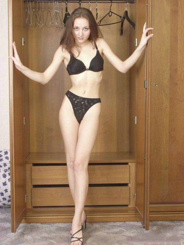 Домашние девушки в узнаваемых интерьерах- 4